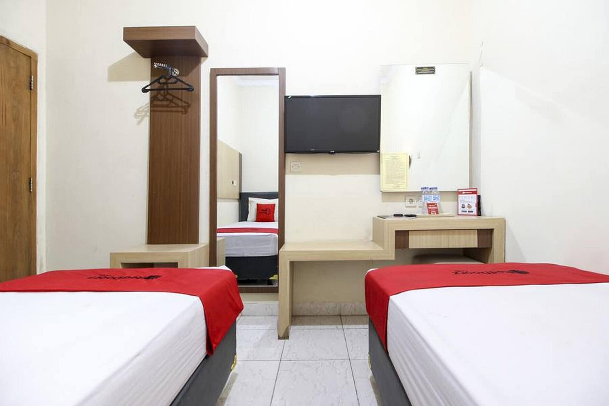 RedDoorz Plus near Stadion Mandala Krida Yogyakarta Exterior foto