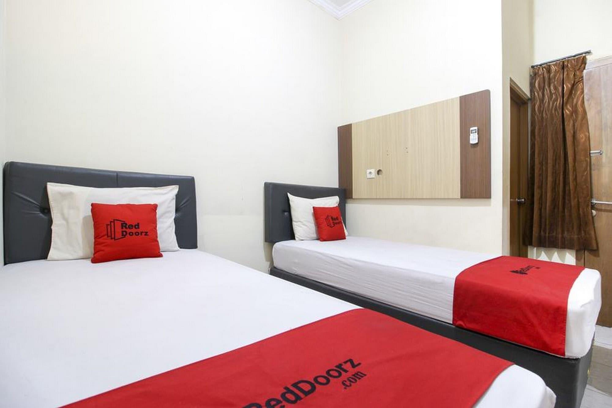 RedDoorz Plus near Stadion Mandala Krida Yogyakarta Exterior foto