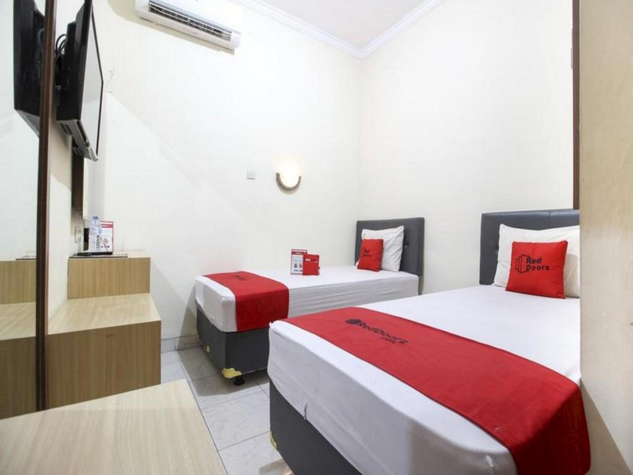 RedDoorz Plus near Stadion Mandala Krida Yogyakarta Exterior foto