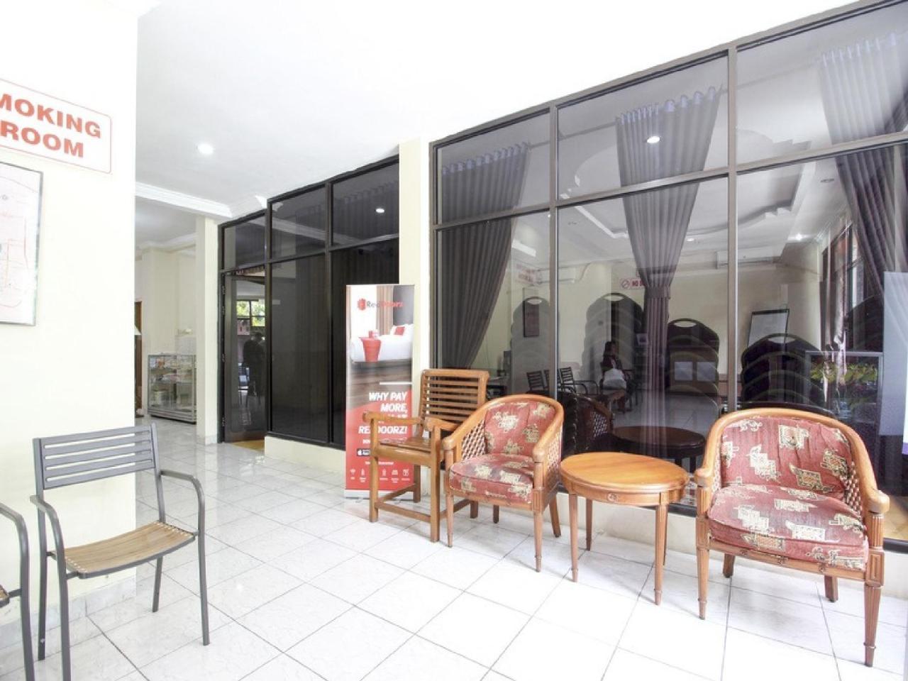 RedDoorz Plus near Stadion Mandala Krida Yogyakarta Exterior foto