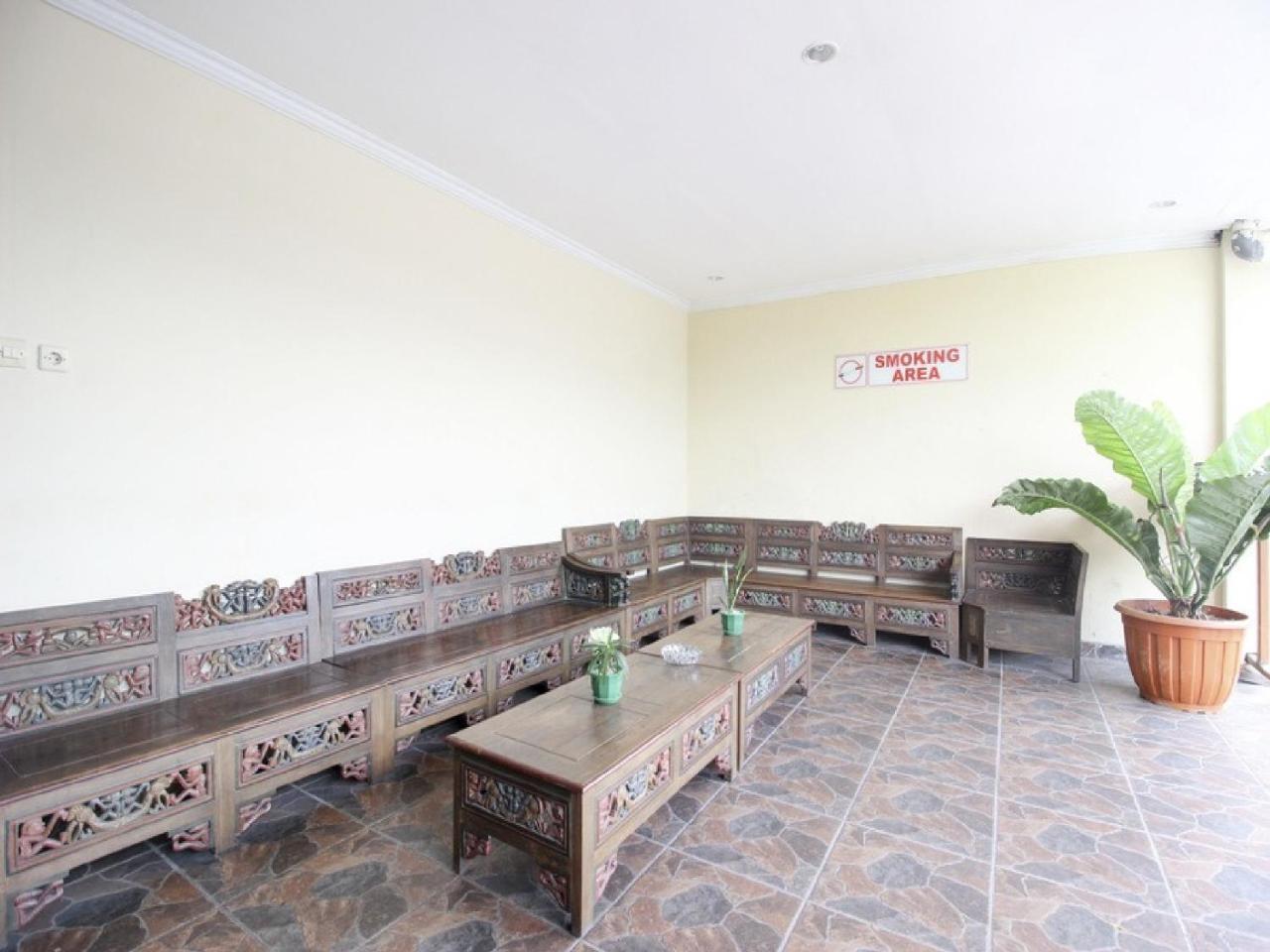 RedDoorz Plus near Stadion Mandala Krida Yogyakarta Exterior foto