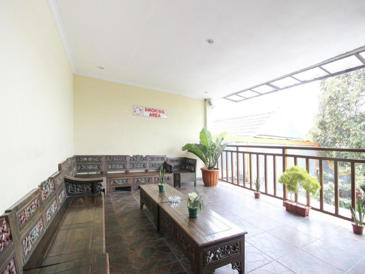 RedDoorz Plus near Stadion Mandala Krida Yogyakarta Exterior foto